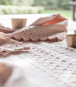 Mazarine - Effen Tafelloper In Geborduurd Linnen Made In France -Beste Keukengerei Winkel 16af51d291574fa896f04ef787a82482